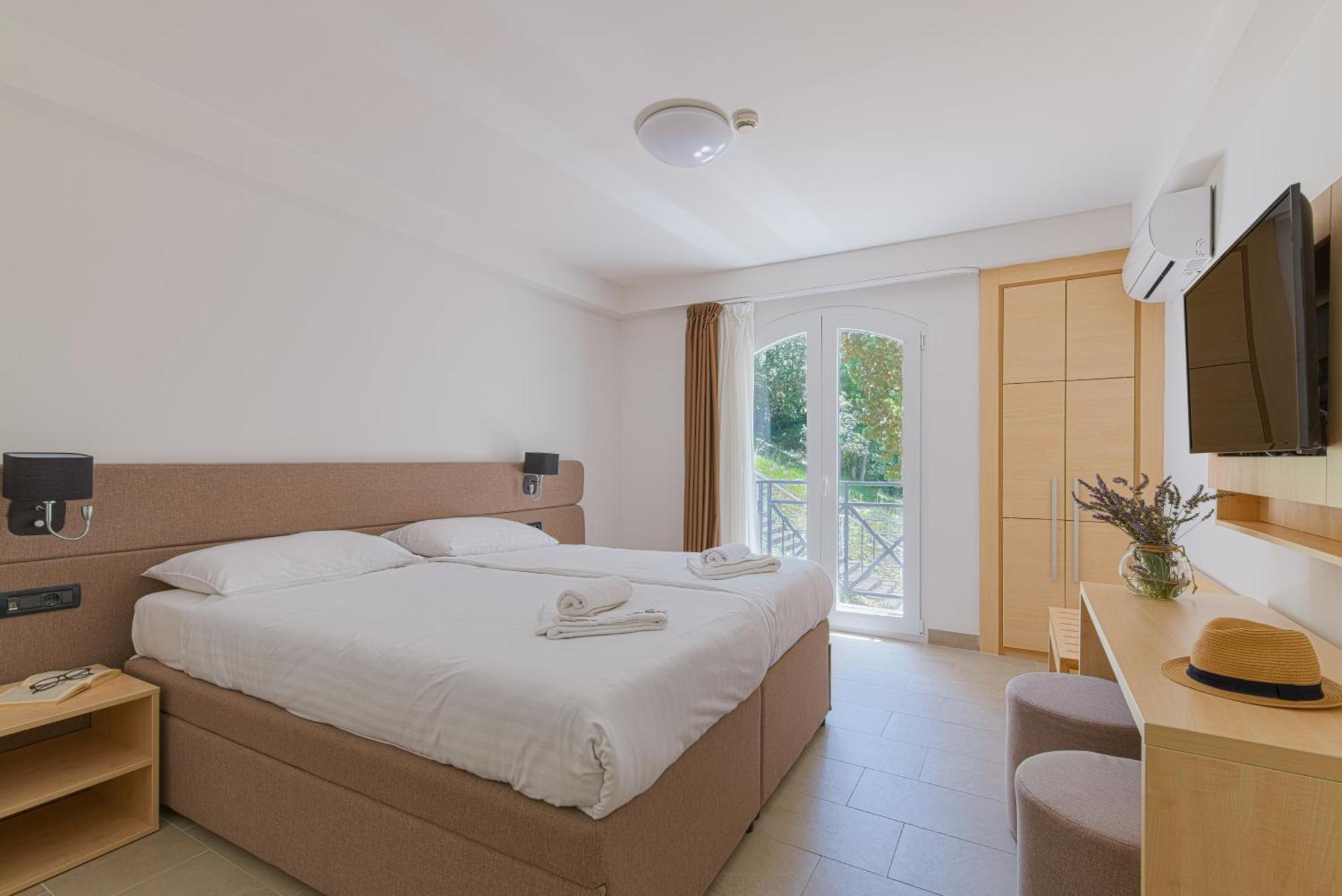 Hotel Delfin Omisalj Ngoại thất bức ảnh